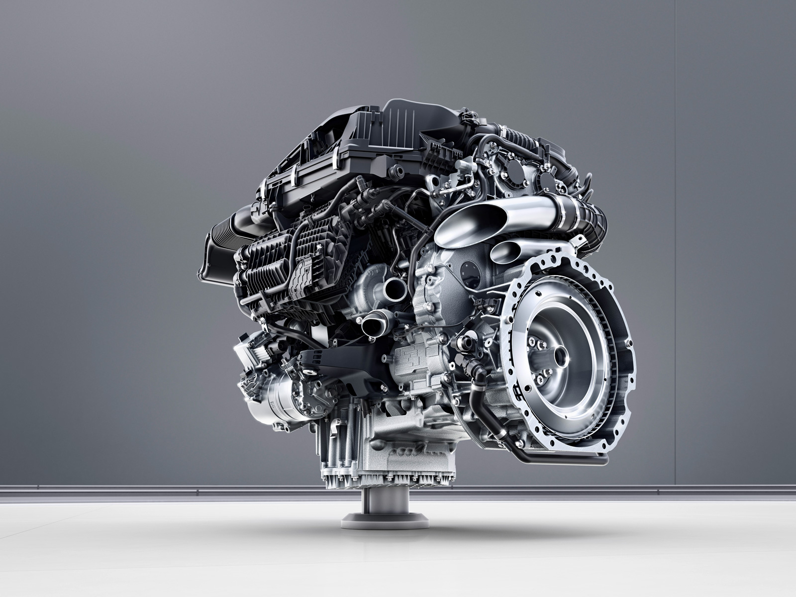 Mercedes introduceert de M256 zescilinder-in-lijn, met 48 volt systeem dat de grote verbruikers voedt. Denk aan waterpomp, aircocompressor en de geïntegreerde startergenerator die tussen motor en versnellingsbak komt. De waterpomp heeft meer dan twee maal de gangbare pompcapaciteit. De motor is verrassend compact, mede omdat er door die 48 volt-techniek geen aandrijfriemen voor de aggregaten voorop de motor zitten.